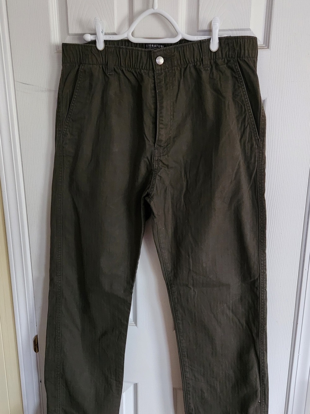 Signature Men's Olive Green Casual Pants